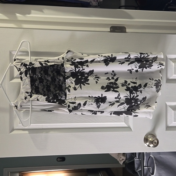 Sleeveless Blouse - Picture 2 of 4